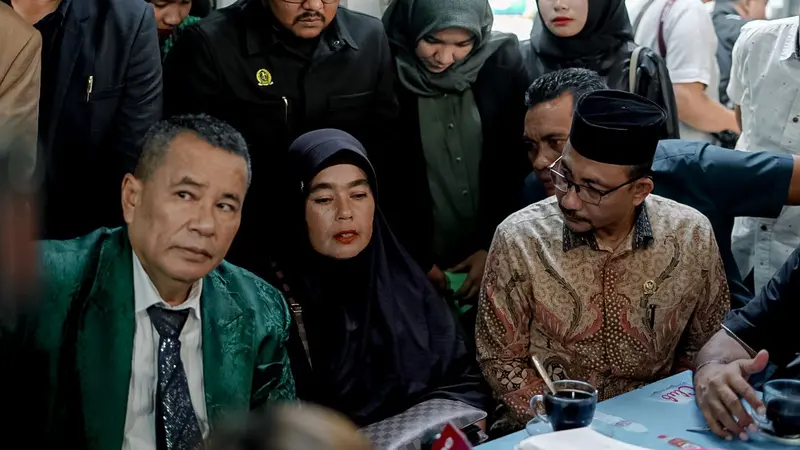 Ibunda Imam Masykur, Fauziah, ditemani kuasa hukumnya, Hotman Paris Hutapea saat menemui tiga prajurit TNI yang merupakan pembunuh anaknya, Selasa (6/9/2023).
