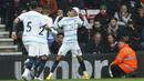 Selebrasi pemain Chelsea, Joao Felix (tengah), yang mencetak gol ketiga bagi timnya ke gawang Bournemouth dalam pertandingan lanjutan pekan ke-35 Liga Inggris 2022/2023 yang berlangsung di Vitality Stadium, Sabtu (6/5/2023). (AFP/Ian Kington)