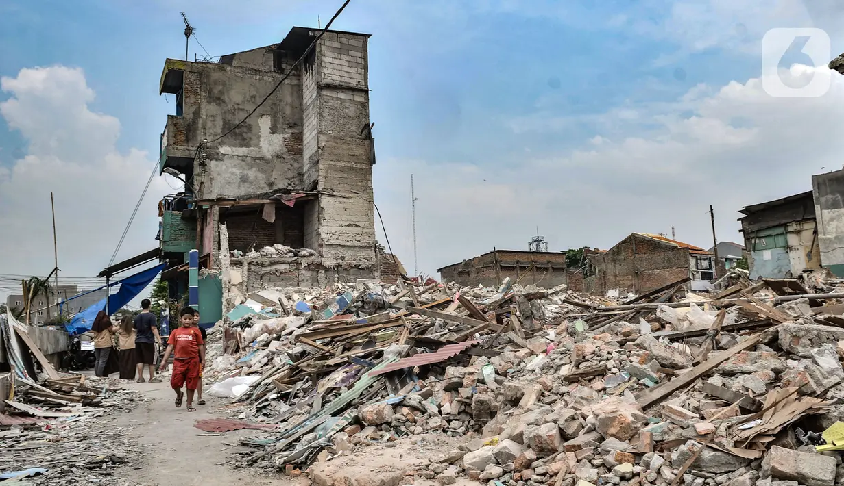 Seorang anak melintas di depan salah satu rumah yang digusur di Delta Serdang, Kemayoran, Jakarta, Rabu (4/11/2020). Penggusuran dilakukan sejak akhir Oktober dengan uang kompensasi sebesar Rp 24-30 juta per meter persegi tergantung luas lahan dan jenis bangunan. (merdeka.com/Iqbal S Nugroho)