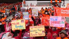 Sejumlah buruh membawa poster saat mengikuti aksi bertajuk May Day Fiesta 2022 di Stadion Gelora Bung Karno (GBK), Senayan, Jakarta Pusat, Sabtu (14/5/2022). Dalam aksi kali ini, massa buruh membawa 18 tuntutan, di antaranya menolak omnibus law UU Cipta Kerja, wujudkan kedaulatan pangan dan dan menolak kenaikan Pajak Pertambahan Nilai (PPN). (Liputan6.com/Angga Yuniar)