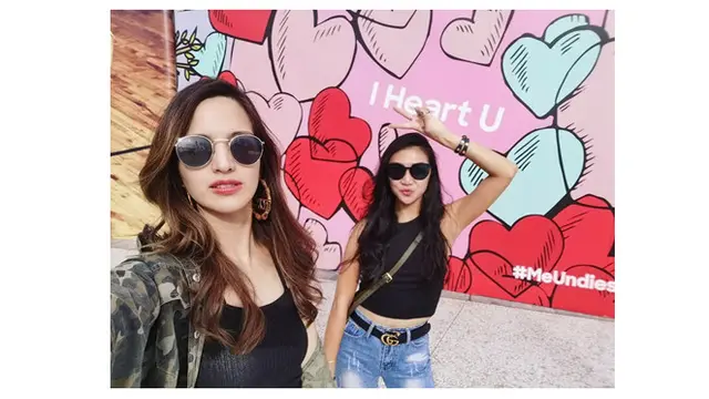 Selalu Kompak Tampil Cantik, Ini 6 Potret Nia Ramandhani dan Asisten Pribadinya