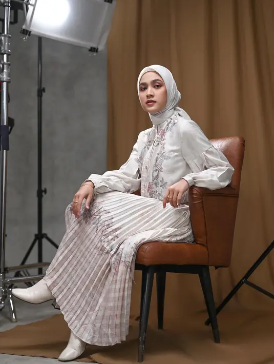 Menawannya penampilan Cut Syifa pakai blouse putih bercorak floral yang dipadukannya mengenakan pleated skirt serasi dan hijab putih polosnya. [Foto: Instagram/cutsyifaa]
