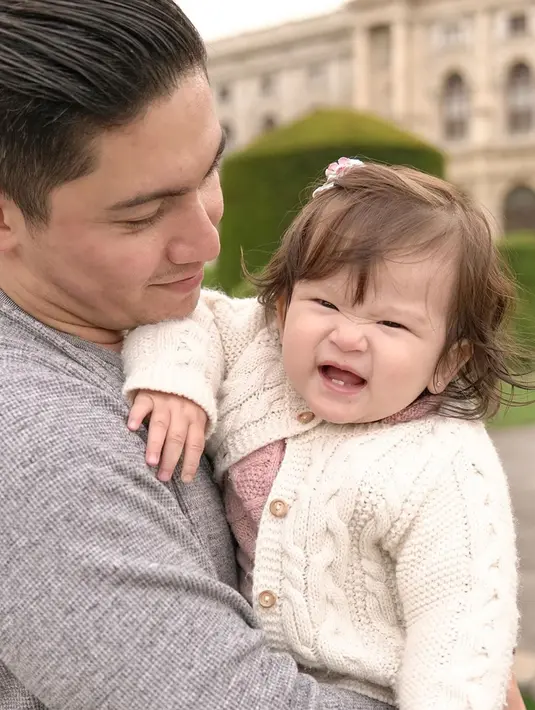 Duh baby Vechia lucu banget ya ketika tertawa. Baby Vechia seneng ya bisa digendong sama papa Samuel. (Liputan6.com/IG/samuel_zylgwyn)