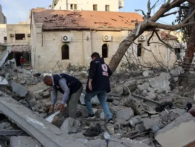 Tim penyelamat memeriksa Rumah Sakit Al-Ahli usai serangan Israel di Kota Gaza pada 13 April 2025. (Omar AL-QATTAA/AFP)
