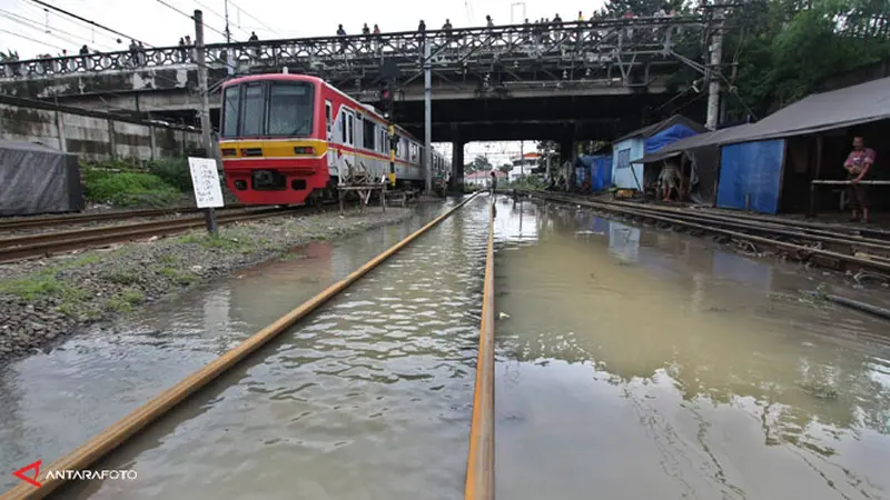 banjir-krl-antara-140129b.jpg