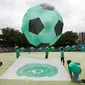 Prosesi penerbangan balon Chapecoense dalam Festival Balon Surya ke-16 di di kota Kota Envigado, sebelah tenggara Medellin, Kolombia pada Sabtu (31/12/2016). (REUTERS/Fredy Builes)