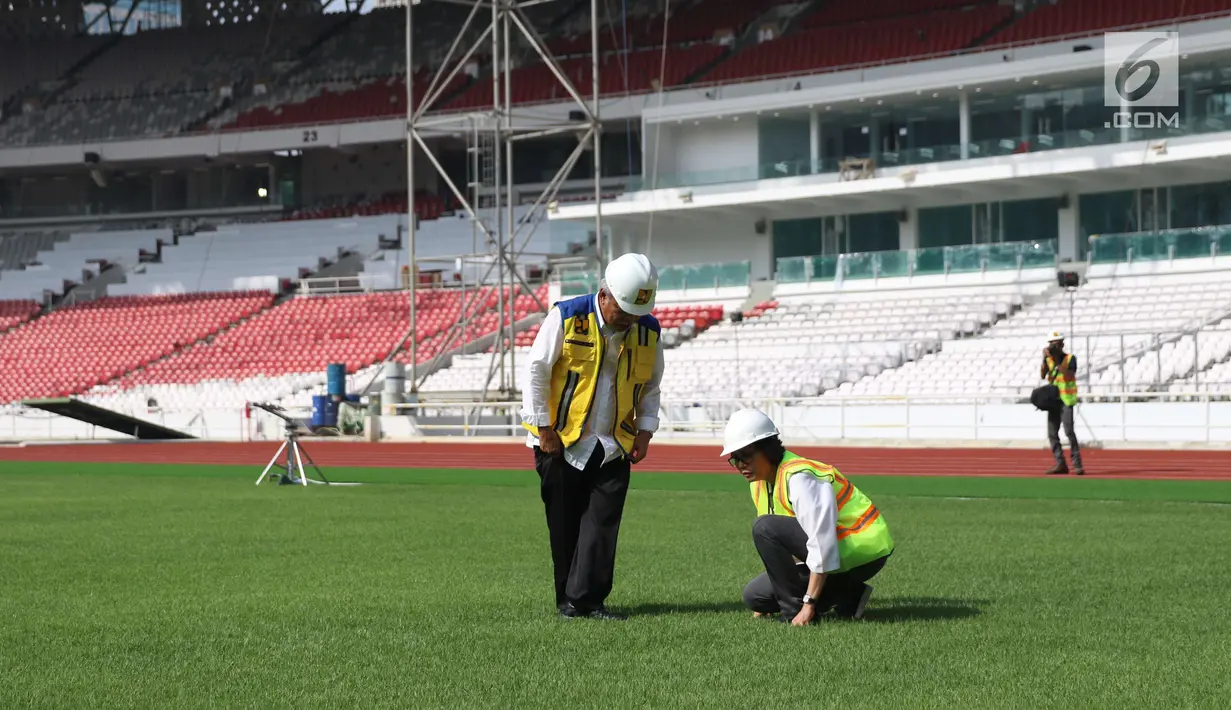 Menkeu Sri Mulyani dan Menteri PUPR Basuki Hadimuljono meninjau kondisi rumput lapangan Stadion Utama Gelora Bung Karno di Senayan, Kamis (23/11). Sri Mulyani dan Menteri Basuki mengunjungi sejumlah venue Asian Games 2018. (Liputan6.com/Angga Yuniar)