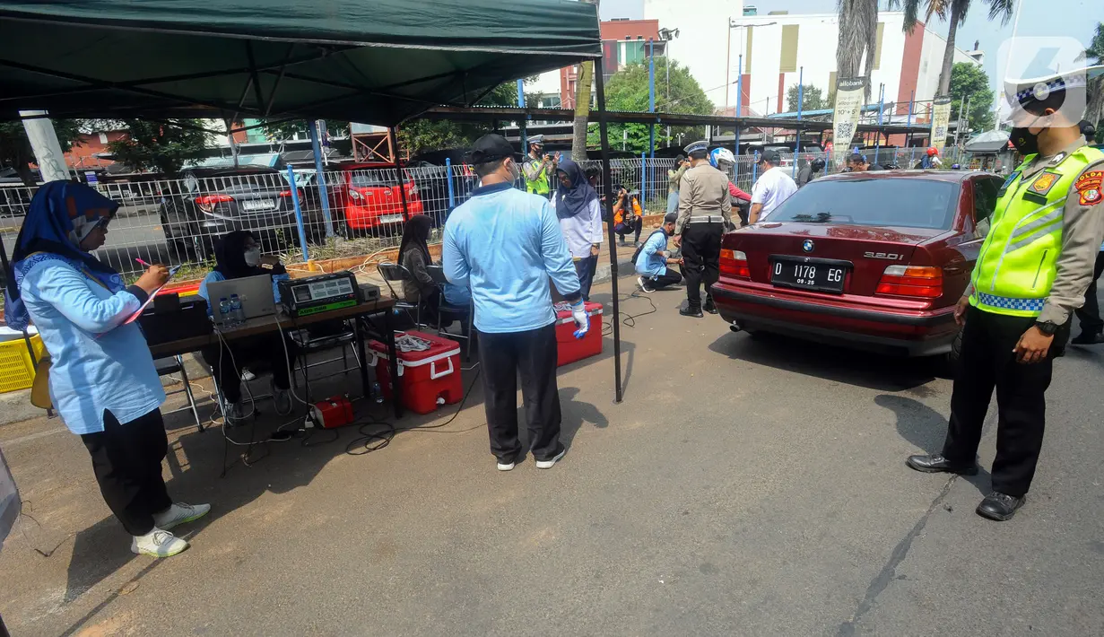 Penindakan ini sesuai dengan Undang-Undang Nomor 22 Tahun 2009 tentang Lalu Lintas dan Angkutan Jalan dan Peraturan Gubernur No. 66 Tahun 2020 tentang Uji Emisi Gas Buang Kendaraan Bermotor. (merdeka.com/Arie Basuki)