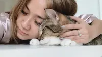 Pelantun lagu Cinta Sejati ini memang terkenal sebagai sosok perhatian. Tak terkecuali dengan hewan peliharaan kucing. Momen BCL memeluk kucing ini curi perhatian. Pose kompak BCL tertidur bersama kucing ini membuktikan bahwa ia seorang penyayang hewan. (Liputan6.com/IG/@bclsinclair)