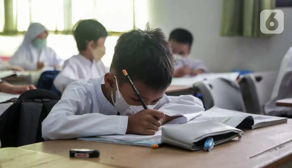 Seorang murid mengerjakan soal pelajaran di SDN Cibubur 04, Jakarta, Jumat (13/5/2022). Kegiatan belajar di sekolah yang mencakup wilayah DKI Jakarta, Banten, dan Jawa Barat kembali dimulai pascalibur Lebaran. (Liputan6.com/Faizal Fanani)