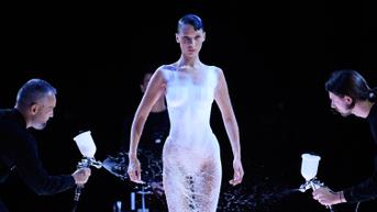 Bella Hadid Tampil Mengejutkan dengan Gaun Semprot di Paris Fashion Week