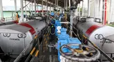 Pekerja mengecek kondisi Rail Train Wagon (RTW) di Pertamina TBBM Kertapati, Palembang, Sumatera Selatan, Selasa (10/9/2024). (Liputan6.com/Herman Zakharia)