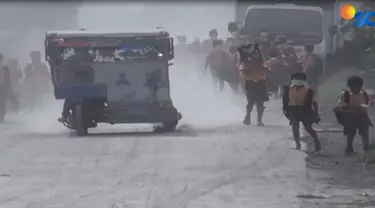 Dampak erupsi tersebut membuat hampir separuh siswa tidak bersekolah, karena orang tua siswa khawatir akan kembali terjadi erupsi susulan.