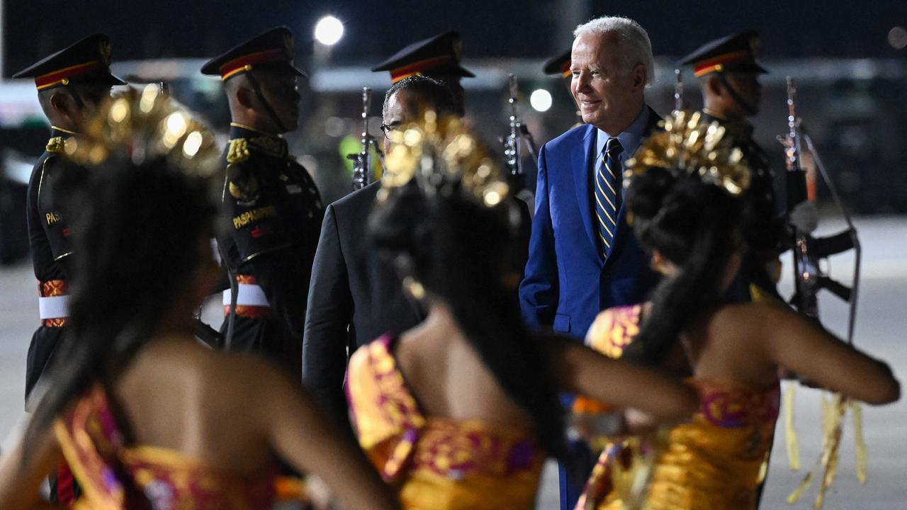 Tarian Khas Bali Sambut Kedatangan Presiden AS Joe Biden di Bali