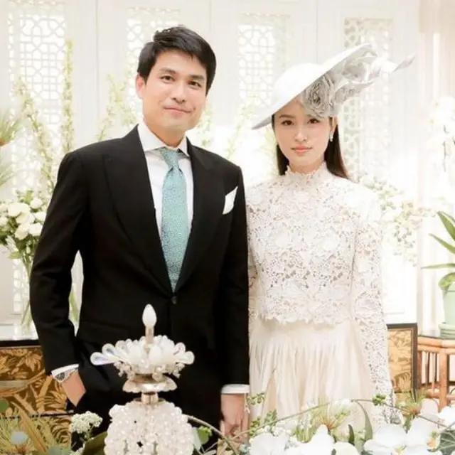 Nong Poy bersama tunangannya Oak Phakwa Hongyok di pesta lajang. (Instagram/@niyadarweddinganswer)