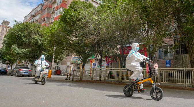 Perangkat masyarakat mengantarkan barang kebutuhan sehari-hari di permukiman Xihebaqianjie di Urumqi, Daerah Otonom Uighur Xinjiang, China, 3 Agustus 2020. Mereka mengantarkan barang kebutuhan sehari-hari serta obat-obatan bagi warga di tengah langkah pencegahan COVID-19. (Xinhua/Zhao Ge)