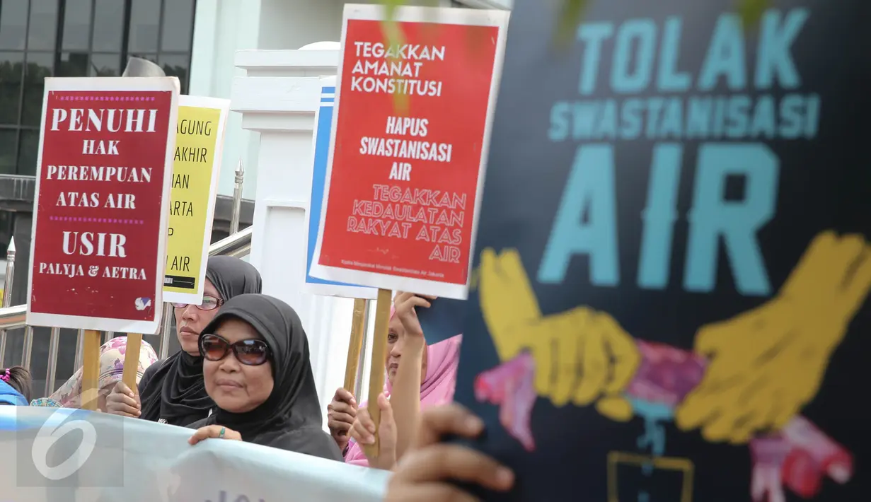 Koalisi Masyarakat Menolak Swastanisasi Air Jakarta (KMMSAJ) menggelar aksi menolak swastanisasi perusahaan pengelolaan air, di depan MA, Jakarta, Jumat (3/6). Mereka meminta MA memutus secara adil dan bijak hak atas air. (Liputan6.com/Faizal Fanani)