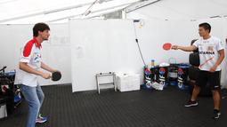 Rio Haryanto mengasah reaksi dan visual dengan bermain pingpong. (Bola.com/Reza Khomaini)