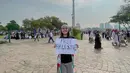 Potret Aaliyah Massaid saat ikut dalam aksi bela Palestina di Monas, Jakarta Pusat. Anak penyanyi Reza Artamevia itu juga membawa artibut palestina. [Instagram/aaliyah]