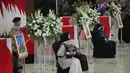 Dalam prosesi tersebut, tiga jenazah yang ditempatkan dalam tiga peti berbendera Merah Putih serta diletakkan di area utama selama berlangsungnya persemayaman dan upacara militer. Tampak dalam foto, kerabat personel pasukan penjaga perdamaian yang tergabung dalam United Nations Interim Force in Lebanon (UNIFIL) yang gugur saat bertugas bersama pasukan sementara Perserikatan Bangsa Bangsa (PBB) di Lebanon, menangis saat upacara penghormatan militer di Bandara Internasional Soekarno-Hatta, Tangerang, Banten, Sabtu, 4 April 2026. (AP Photo/Achmad Ibrahim)