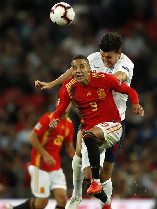 Bek Inggris, Harry Maguire berebut bola udara dengan striker Spanyol, Rodrigo selama pertandingan UEFA Nations League di Stadion Wembley 8 September 2018.  Maguire mengalahkan Virgil van Dijk yang dibeli Liverpool dari Southampton sebesar 75 juta poundsterling tahun 2018. (AFP Photo/Adrian Dennis)