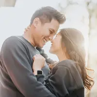 Berpelukan./Copyright shutterstock.com/g/interstid