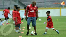 Para peserta coaching clinic terlihat ceria dan bersemangat mendapat sedikit pelatihan dari eks pemain bintang Liga Premier Inggris (Liputan6.com/ Helmi Fithriansyah)