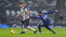 Pemain Chelsea Mason Mount (kanan) mengejar bola yang dibawa pemain Tottenham Hotspur Pierre-Emile Hojbjerg pada pertandingan Liga Inggris di Stadion Tottenham Hotspur, London, Inggris, Kamis (4/2/2021). Chelsea menang 1-0. (Kirsty Wigglesworth/Pool via AP)