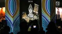 Penampakan hologram dalam rangka Monas Week 2019 terpampang di Auditorium Monumen Nasional (Monas), Jakarta, Senin (22/7/2019). Hologram tersebut menampilkan wajah Jakarta dari masa ke masa. (Liputan6.com/JohanTallo)