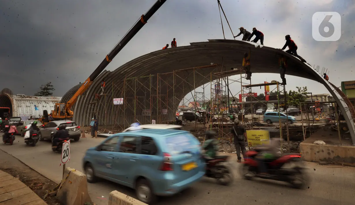 Suasana pembangunan Flyover Gaplek di Jalan Martadinata,  Pamulang, Tangerang Selatan, Minggu (1/3/2020). Pembangunan flyover yang akan menghubungkan Parung, Jawa Barat, dengan DKI Jakarta tersebut saat ini sudah mencapai 40 persen. (merdeka.com/Arie Basuki)