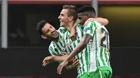 Para pemain Real Betis merayakan gol yang dicetak oleh Giovani Lo Celso ke gawang AC Milan pada laga Liga Europa di Stadion San Siro, Kamis (25/10/2018). AC Milan takluk 1-2 dari Real Betis. (AFP/Miguel Medina)