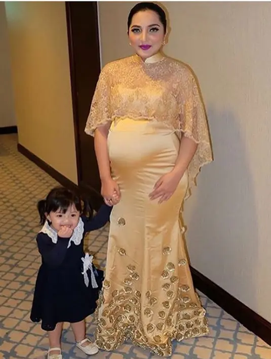 Kebahagiaan begitu terlihat dari keluarga musisi, politisi Anang Hermansyah. Aurel dan Arzy juga menyambut bahagia kehadiran anggota baru tersebut. (dok. Instagram)