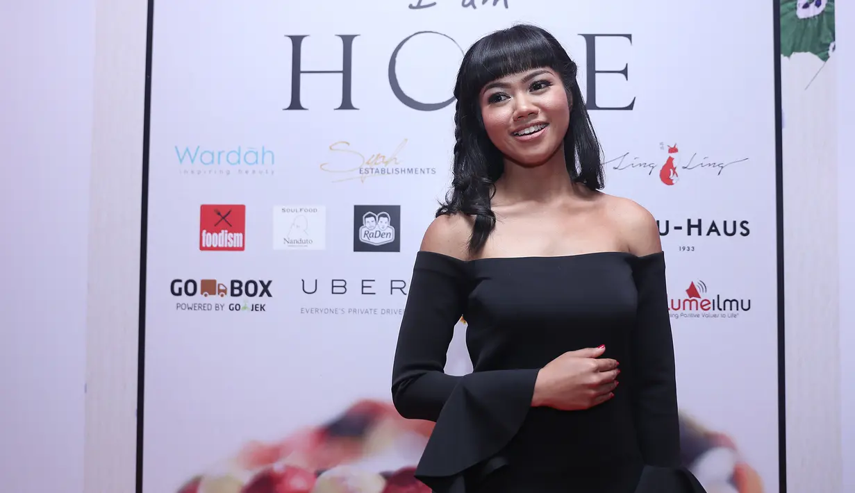 Yura Yunita alias Yura yang memiliki suara khas membawakan lagu yang telah dipopulerkan oleh band Bunga. (Andy Masela/Bintang.com)