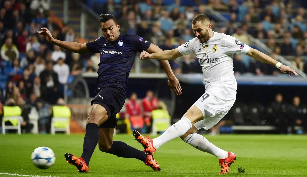 Real Madrid, Karim Benzema (kanan) menendang bola melewati pemain Malmo FF, Felipe Carvalho pada lanjutan Liga Champions Grup A di Stadion Satiago Bernabeu, Rabu (9/12/2015) dini hari WIB. (AFP Photo/ Pierre-Philippe Marcou)