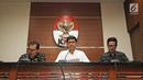 Wakil Ketua KPK Laode M. Syarif (tengah) bersama Saut Situmorang (kiri) dan Jubir KPK Febri Diansyah (kanan) saat jumpa pers di Jakarta, Jumat (16/3). KPK menetapkan cagub Maluku Utara Ahmad Hidayat Mus sebagai tersangka. (Liputan6.com/Herman Zakharia)