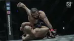 Petarung Rusia, Yusup Saadulaev (bawah) dan petarung Jepang, Masakazu Imanari saling menyerang pada pertarungan One Championship di Jakarta Convention Center (JCC), Sabtu (20/1). Pertarungan dimenangkan oleh Yusup Saadulaev. (Liputan6.com/Faizal Fanani)
