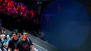 <p>Pebulu tangkis ganda putra Indonesia, Mohammad Ahsan/Hendra Setiawan memasuki court saat melakukan laga ekhibisi melawan pasangan Seo Seung-jae dan Kevin Sanjaya dalam acara 'Moment of Honor The Daddies' sebelum laga final Indonesia Masters 2025 di Istora Senayan, Jakarta, Minggu (26/01/2025). (Bola.com/Bagaskara Lazuardi)</p>