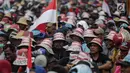 Ribuan nelayan mendengarkan orasi dalam unjuk rasa menolak larangan penggunaan cantrang di depan Istana Negara, Jakarta Pusat, Rabu (17/1). Tiga ribu personel kepolisian diturunkan dalam pengamanan aksi tersebut. (Liputan6.com/Faizal Fanani)