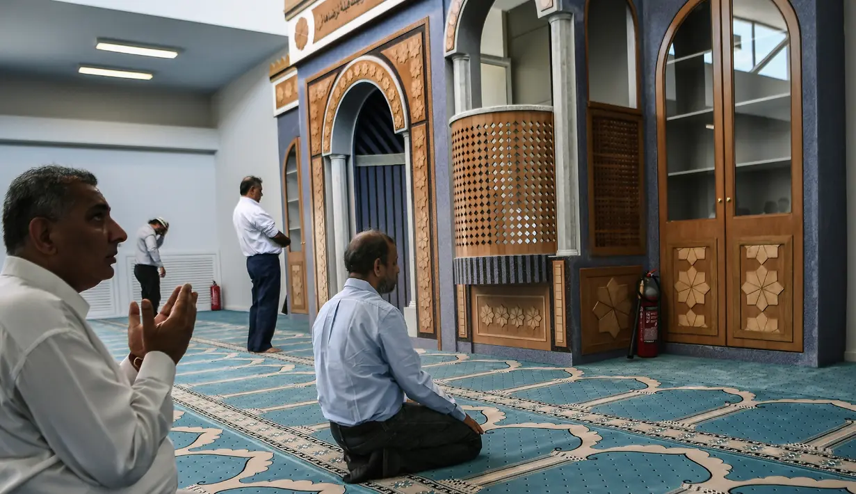 Umat muslim beribadah di bangunan masjid resmi pertama di Kota Athena, Yunani pada Jumat (7/6/2019). Athena menjadi ibu kota negara Eropa terakhir yang belum memiliki bangunan masjid resmi. (Aris MESSINIS / AFP)