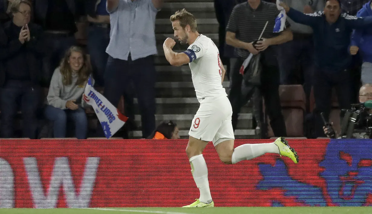 Penyerang Inggris, Harry Kane berselebrasi usai mencetak gol ke gawang Kosovo pada pertandingan grup A Kualifikasi Euro 2020 di Stadion St Mary di Southampton (10/9/2019). Inggris menang telak atas Kovoso 5-3. (AP Photo/Matt Dunham)