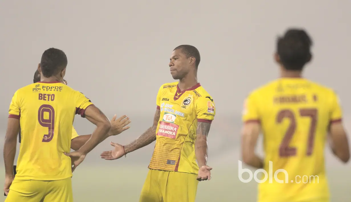 Pemain Sriwijaya FC, Hilton Moreira berdiskusi dengan rekannya usai kalah dari Arema FC pada babak delapan besar Piala Presiden 2017 di Stadion Manahan, Solo. Jumat (26/2/2017). (Bola.com/Nicklas Hanoatubun)