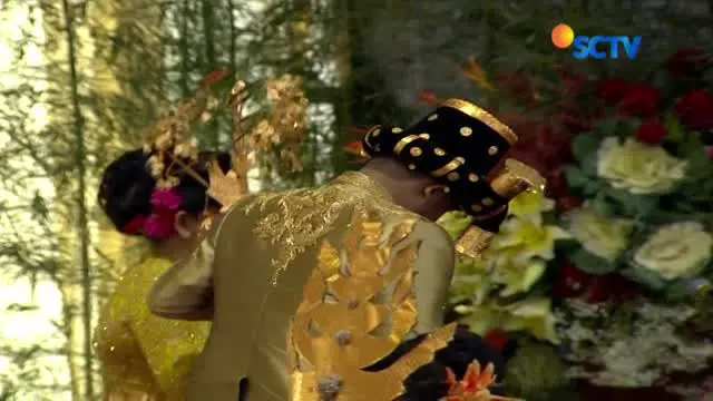 Tarian tradisional mandailing yakni tari sabe-sabe sambut kedua pengantin beserta keluarga dalam acara pernikahan Bobby-Kahiyang.