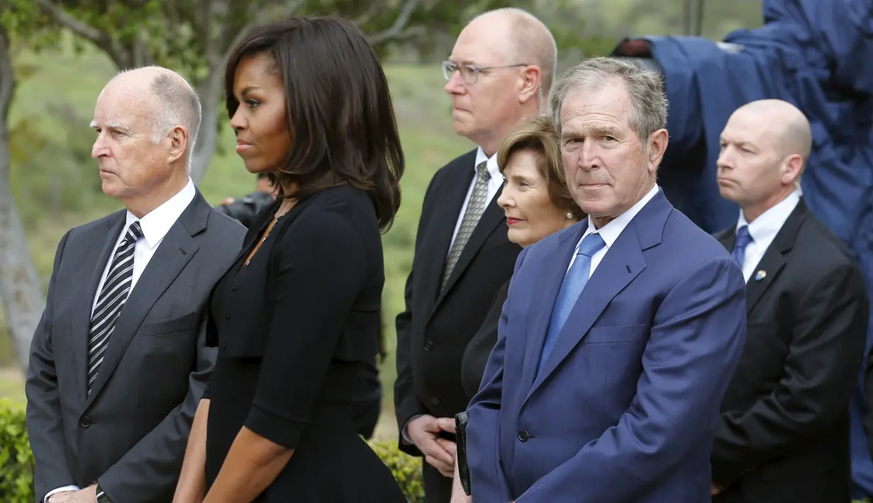 Mantan Presiden George W. Bush, Ibu negara AS, Michelle Obama dan Gubernur California, Jerry Brown memberikan penghormatan terakhir pada acara pemakaman mantan ibu negara AS, Nancy Reagan di Simi Valley, California, Jumat (11/3). (REUTERS/Mike Blake)