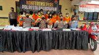 Polresta Balikpapan saat membeberkan para tersangka dan barang bukti kasus narkoba yang berhasil diungkap selama satu bulan. (Liputan6.com/Istimewa)