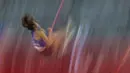 Atlet Thailand, Chayanisa Chomchuendee, melakukan lompatan saat turun pada nomor lompat galah cabang atletik Asian Games di SUGBK, Jakarta, Selasa (28/8/2018). (Bola.com/Vitalis Yogi Trisna)