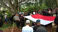 Pemakaman Muhamad Saepul Muhdori, anggota Satgas Tinombala IV di Pandeglang, Banten, Sabtu (14/12/2019). (LIputan6.com/ Yandhi Deslatama).