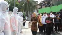 Menaker Ida Fauziyah saat menghadiri kegiatan Penyemprotan Disinfektan serta Pemberian Bantuan kepada Pekerja ter-PHK dan Dirumahkan di Pegangsaan, Jakarta Pusat, Jumat (26/6).