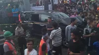 Mobil tertabrak kereta di jalur Palmerah - Kebayoran Lama. Jakarta Selatan. (@Nikimaradona)