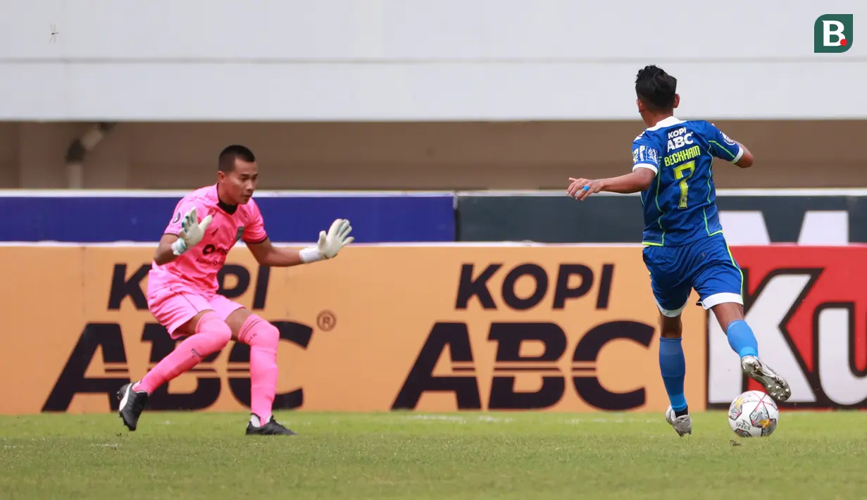 Pemain Persib Bandung, Beckham Putra Nugraha (kanan) berusaha menendang bola ke gawang Borneo FC dalam pertandingan lanjutan BRI Liga 1 2022/2023 yang berlangsung di Stadion Pakansari, Bogor, Kamis (26/1/2023). (Bola.com/Ikhwan Yanuar)