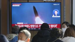Layar TV menunjukkan file gambar peluncuran rudal Korea Utara selama program berita di Stasiun Kereta Api Seoul di Seoul, Rabu (2/11/2022). Korea Selatan mengeluarkan peringatan serangan udara dan imbauan evakuasi bagi warga di pesisir pantai timur negaranya tak lama setelah Korut menembakkan rudal balistiknya. (AP Photo/Ahn Young-joon)